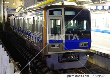 在深夜在Temashima車站停靠的西武線 在深夜在Temashima車站停靠的西武線 47895630