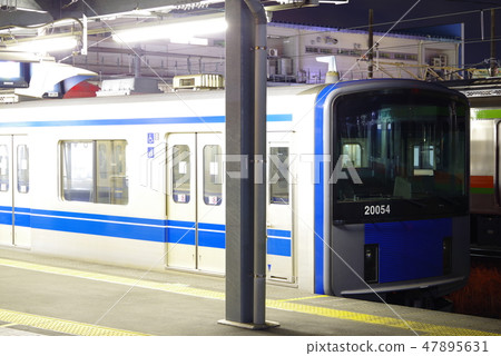 在深夜在Temashima車站停靠的西武線 47895631