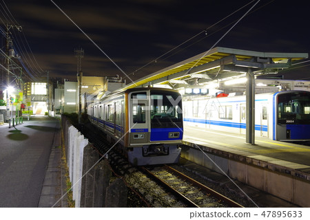 在深夜在Temashima車站停靠的西武線 在深夜在Temashima車站停靠的西武線 47895633