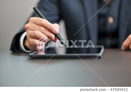 電子簽名簽名的商業場景圖像·結算,筆輸入與平板電腦,iPad,平板電腦終端。 電子簽名簽名的商業場景圖像·結算,筆輸入與平板電腦,iPad,平板電腦終端。 47895652