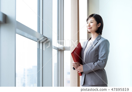 年輕的女士 47895819