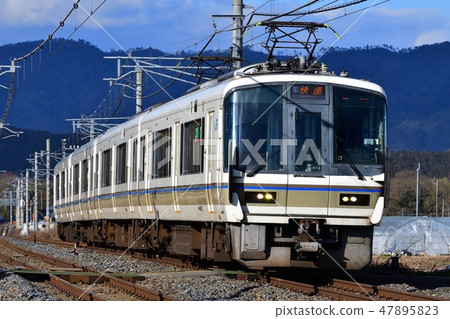 鐵路火車San-in主線京都口221系列JR西日本Sagano線當地普通早晨太陽解凍pantag 47895823