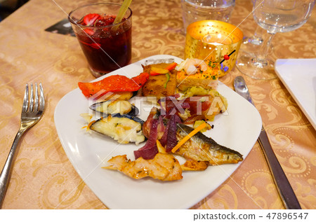 Spanish meal 47896547