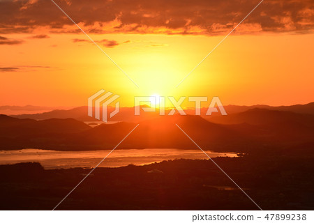 Sunrise 2 in Shima Bay, Tsuda Bay (New Year's Day of the Heisei era, from Kagawa prefecture Yashima Yamagami) 47899238