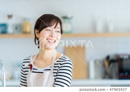Women preparing meals Kitchen Kitchen 47903937