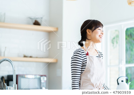 Women preparing meals Kitchen Kitchen Women preparing meals Kitchen Kitchen 47903939