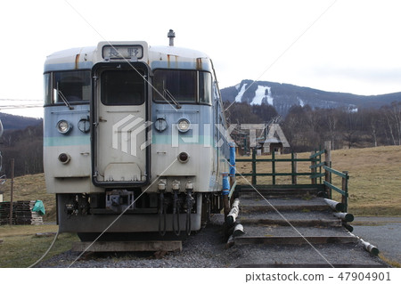 115系列列車用作Blanche Takayama滑雪勝地的候車室 47904901