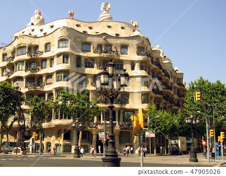 Barcelona architecture on a clear sunny day Barcelona architecture on a clear sunny day 47905026