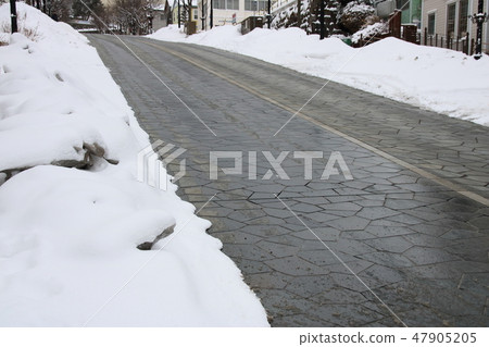 北海道函館市“八幡坂”。公路加熱道路沒有積雪。 北海道函館市“八幡坂”。公路加熱道路沒有積雪。 47905205