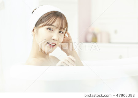 Young woman, bath, shower, bathroom Young woman, bath, shower, bathroom 47905398