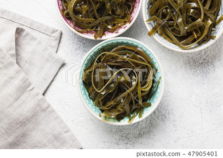 Seaweed salad with sesame seeds 47905401