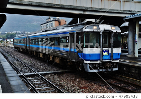 Limited Express Kenzan who is stopping at Awa Ikeda station (Kiha 185 series) Limited Express Kenzan who is stopping at Awa Ikeda station (Kiha 185 series) 47905438