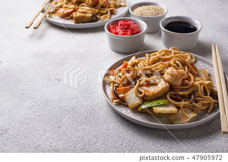 Asian noodles with shrimps and vegetables Asian noodles with shrimps and vegetables 47905972