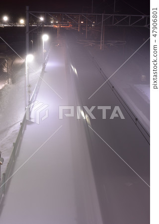 在北海道冬天的早晨，在Okinakayama站乘坐貨車的風景通過雪煙。 47906801