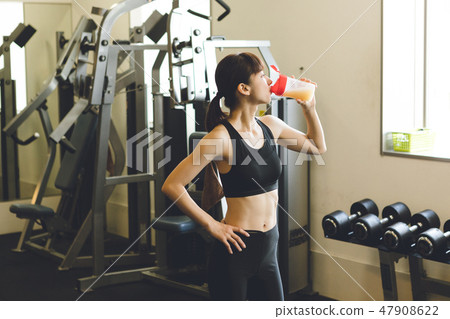 Weight training young lady 47908622