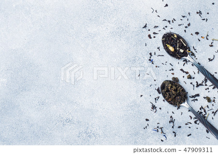 Variety of dry tea leaves and flowers in spoons Variety of dry tea leaves and flowers in spoons 47909311
