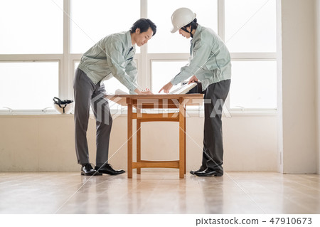 Ikemen老闆在觀看繪畫Ikemen老闆商人頭等建築師和建築工程師的同時給予初級教育指導 47910673