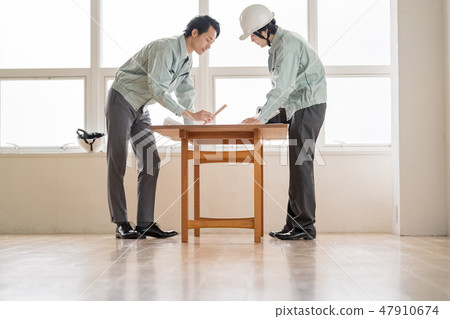 Ikemen老闆嚴格指導青少年檢查圖紙和工地商人一流的建築師和建築工程師 47910674