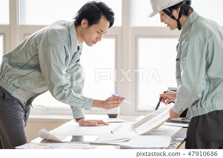 Ikemen 1st grade construction engineer construction engineer of the design office which considers payment of the site while looking at the drawing 47910686