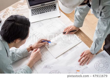 建築辦公室的一流建築師，在施工現場確認了圖紙付款，並指示完成工作主管 47911679