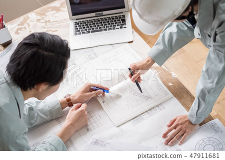 First-class architect in the design office who confirmed drawing payment at the site general office of the leading general contractor and instructed finishing construction supervisor 47911681