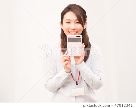 有計算器的女商人 47912341