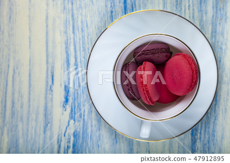 Berry macaroons in a white cup 47912895