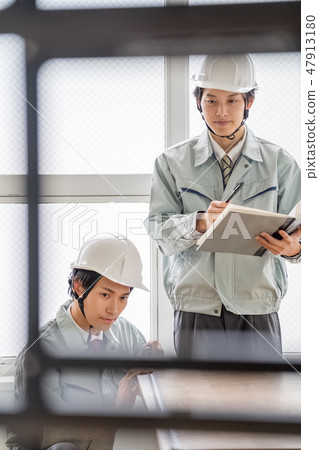 Approval confirmation by completion inspection Measure and confirm the drawing of the duplicate and on-site dimensions Two male inspectors of the helmet Architect engineer 47913180