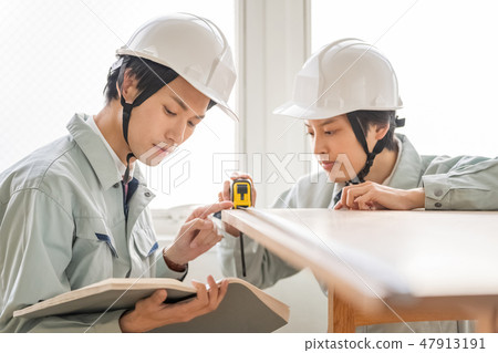 在定期檢查時申請施工確認測量並確認複製件的圖紙和現場尺寸2頭盔的男性檢查員2建築師工程師 在定期檢查時申請施工確認測量並確認複製件的圖紙和現場尺寸2頭盔的男性檢查員2建築師工程師 47913191