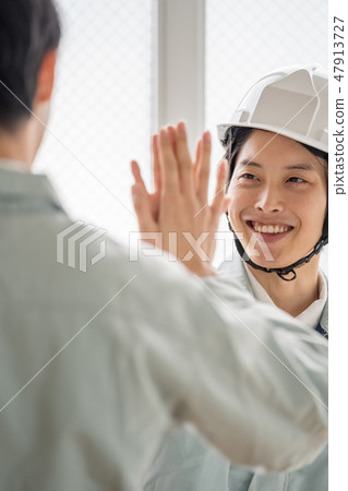 工作在高觸摸與手微笑的年輕人完成建築工地體驗兩個商人兩個人 47913727