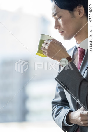 Astringency profile of a male businessman who drinks coffee on the window at rest and heals work fatigue Astringency profile of a male businessman who drinks coffee on the window at rest and heals work fatigue 47914040