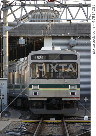 在山谷檢查區域被雪拘留的東急池上線 47914283