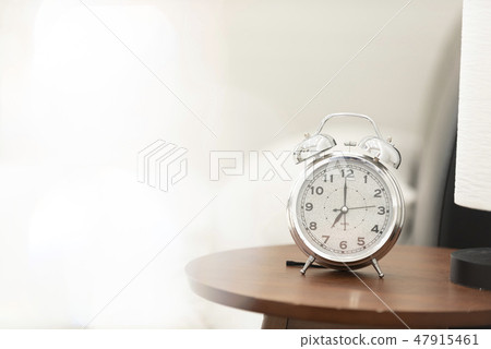早上7點鐘喚醒時鐘 早上7點鐘喚醒時鐘 47915461