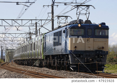 Yamanote Line heading to Tokyo by towing an electric locomotive (distribution forwarding train) 47915928