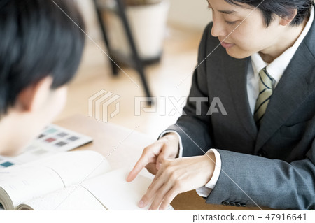 First class architect of a design office presenting a color sample to the customer and suggesting interior proposal Male businessman 47916641