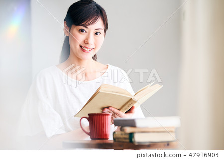 看書的女人 看書的女人 47916903
