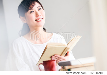 woman reading woman reading 47916909