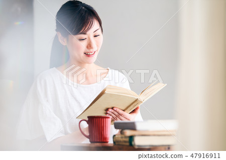 woman reading 47916911