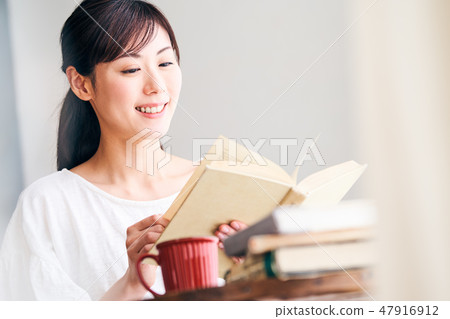 woman reading woman reading 47916912