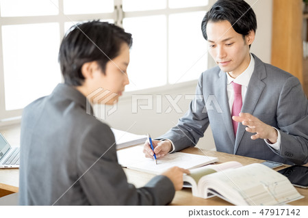 Young first-class architect of a design office who presents drawings to customers prior to contract and explains important items Male businessman 47917142