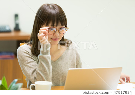 一個扮演個人電腦的女人 47917954