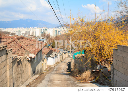 The contrasting landscape of Baeksa Village, the last moon village in Seoul, and the apartment complex 47917987