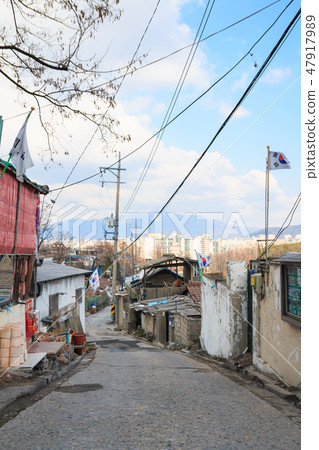 The contrasting landscape of Baeksa Village, the last moon village in Seoul, and the apartment complex 47917989