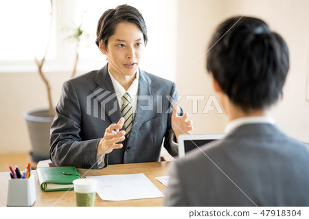 用嚴肅的表達解釋業務規模的年輕人銷售推銷員員工人員人事代表 47918304