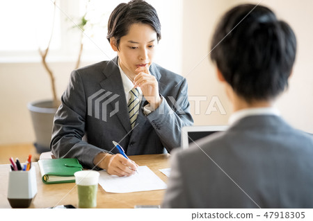 提出嚴肅表達的年輕人銷售推銷員員工人員人事代表 提出嚴肅表達的年輕人銷售推銷員員工人員人事代表 47918305