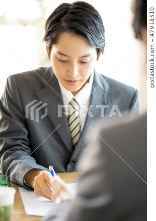 一個認真解釋的年輕人銷售推銷員員工人員負責人 47918310