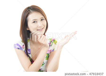 Guide smiling woman Guide smiling woman 47918437