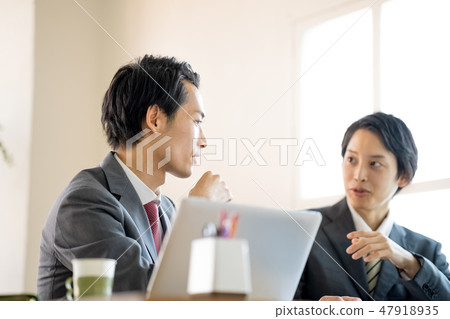 輕輕地教小輩職員的資深男性商人 輕輕地教小輩職員的資深男性商人 47918935