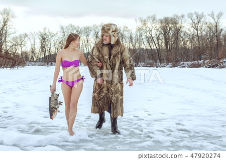 Young girl and an elderly fisherman. 47920274