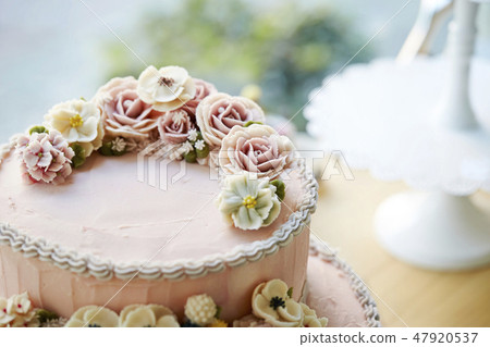 粉紅色的花裝飾蛋糕 47920537